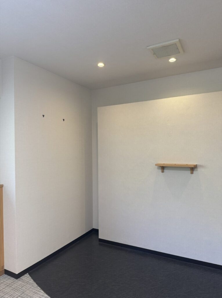 介護施設のクロス貼替作業｜老朽化による修繕対応